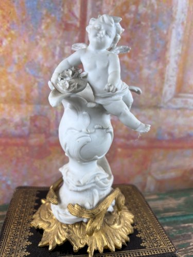 Ancien putto angelot en biscuit blanc sur socle doré – XIXe putti ange