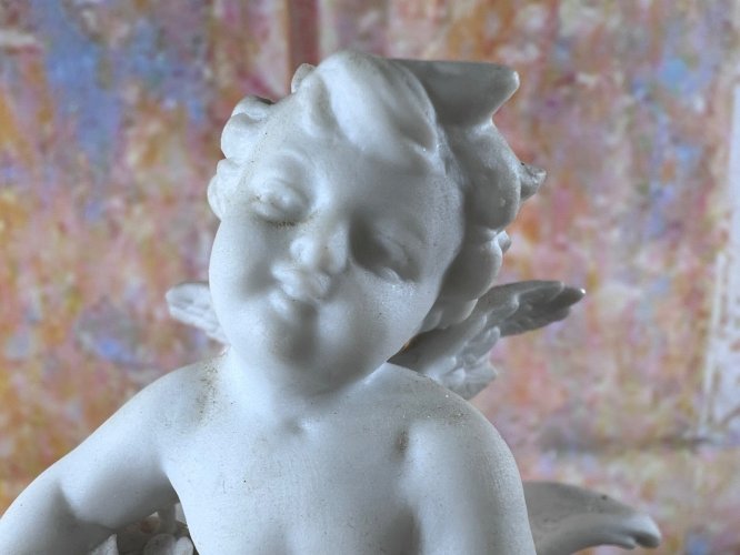 Ancien putto angelot en biscuit blanc sur socle doré – XIXe putti ange