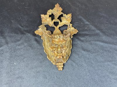 ANCIEN PYROGÈNE EN BRONZE MURAL TETES DE DIABLE