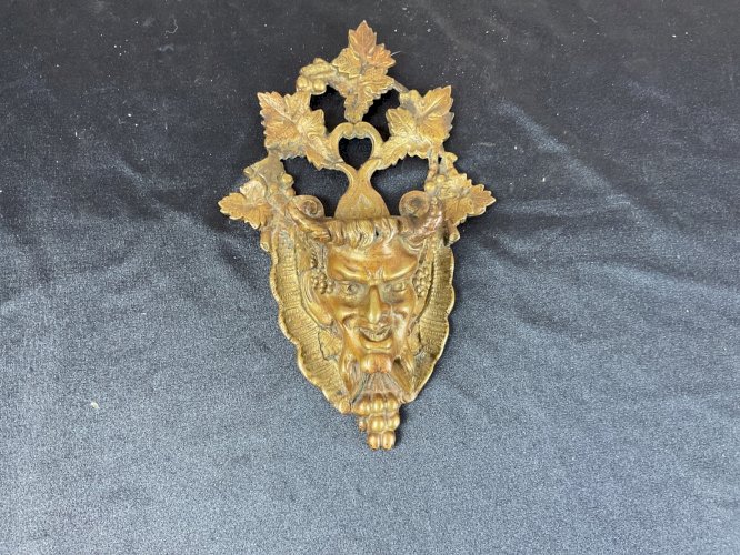 ANCIEN PYROGÈNE EN BRONZE MURAL TETES DE DIABLE