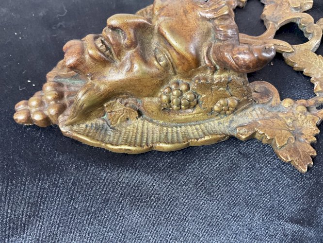 ANCIEN PYROGÈNE EN BRONZE MURAL TETES DE DIABLE