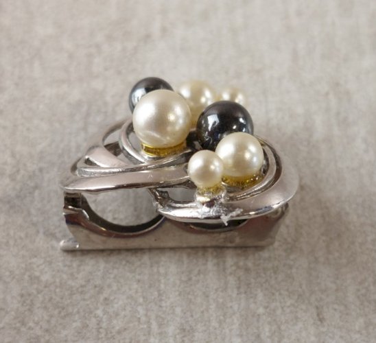 Ancien raccourcisseur / coulant de collier / chaîne, argent massif décor perles