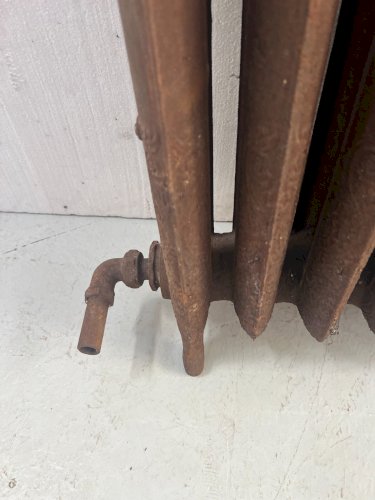 Ancien radiateur sur pied a huit lames fleuries en fonte de fer XX siècle