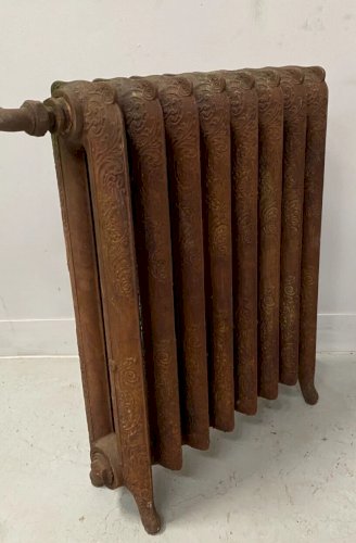Ancien radiateur sur pied a huit lames fleuries en fonte de fer XX siècle