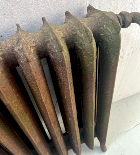 Ancien radiateur sur pied a huit lames fleuries en fonte de fer XX siècle