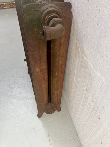 Ancien radiateur sur pied a huit lames fleuries en fonte de fer XX siècle