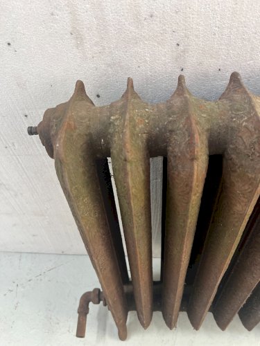 Ancien radiateur sur pied a huit lames fleuries en fonte de fer XX siècle