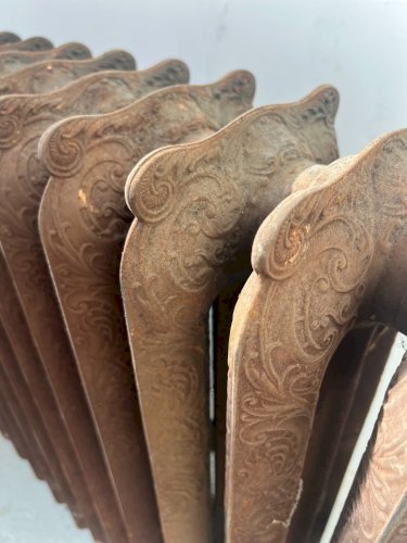 Ancien radiateur sur pied a quatorze lames fleuries en fonte de fer XX siècle