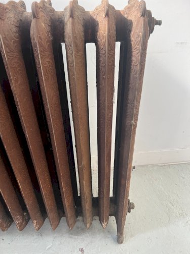 Ancien radiateur sur pied a quatorze lames fleuries en fonte de fer XX siècle