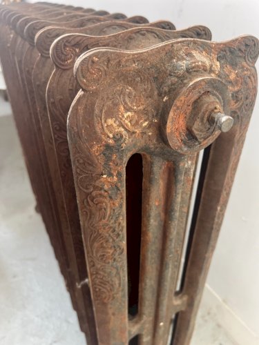 Ancien radiateur sur pied a quatorze lames fleuries en fonte de fer XX siècle