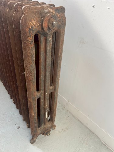 Ancien radiateur sur pied a quatorze lames fleuries en fonte de fer XX siècle