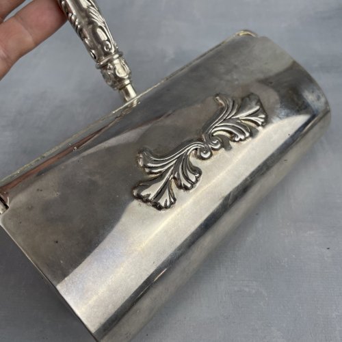 Ancien ramasse miettes à rouleau en métal argenté relief modèle luxe vintage