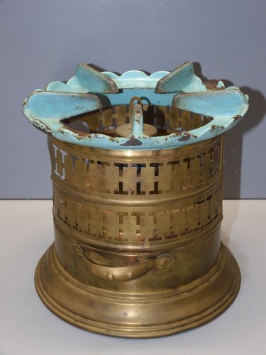 - ANCIEN RECHAUD A PETROLE LAITON et FONTE EMAILLEE ART DECO  FORME RONDE    D
