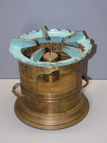 - ANCIEN RECHAUD A PETROLE LAITON et FONTE EMAILLEE ART DECO  FORME RONDE    D