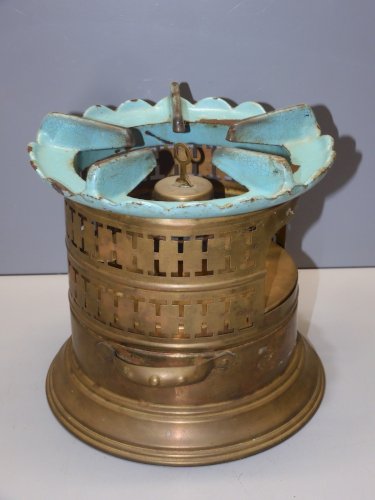 - ANCIEN RECHAUD A PETROLE LAITON et FONTE EMAILLEE ART DECO  FORME RONDE    D