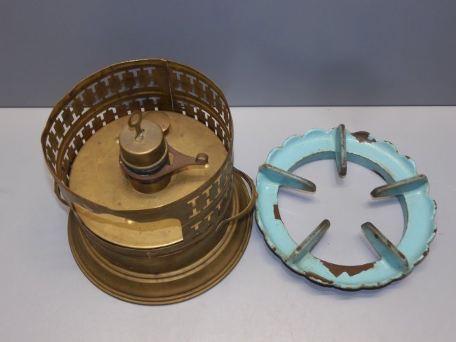 - ANCIEN RECHAUD A PETROLE LAITON et FONTE EMAILLEE ART DECO  FORME RONDE    D