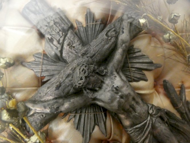 ancien reliquaire cadre ovale en bois noirci Napoléon lll verre bombé décor Adam