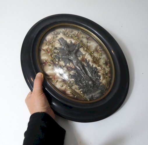 ancien reliquaire cadre ovale en bois noirci Napoléon lll verre bombé décor Adam