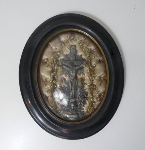 ancien reliquaire cadre ovale en bois noirci Napoléon lll verre bombé décor Adam
