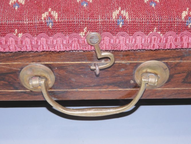 -ANCIEN REPOSE PIED CHAUFFANT TISSU VELOURS BOIS AVEC SON INTERIEUR DECO   D