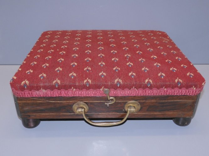-ANCIEN REPOSE PIED CHAUFFANT TISSU VELOURS BOIS AVEC SON INTERIEUR DECO   D