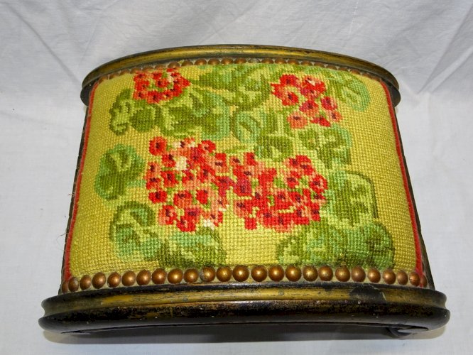 -ANCIEN REPOSE PIED NAPOLEON III NIII BELLE TAPISSERIE MANQUE UN BOUT de PIED  D
