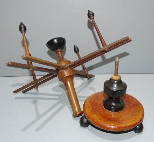 - ANCIEN ROUET DÉVIDOIR DÉROULEUR DE FIL ÉCHEVEAUDOIR COLLECTION DECO VITRINE D