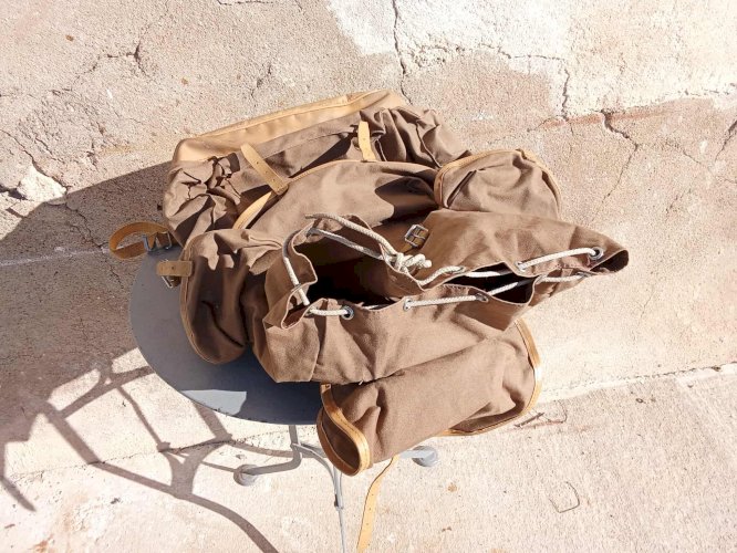 Ancien sac à dos "Lafuma " des années 1950/60, signée Lafuma. Réalisé en toile épaisse et cuir.