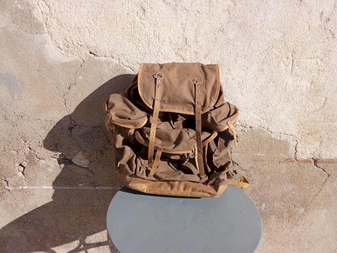 Ancien sac à dos "Lafuma " des années 1950/60, signée Lafuma. Réalisé en toile épaisse et cuir.
