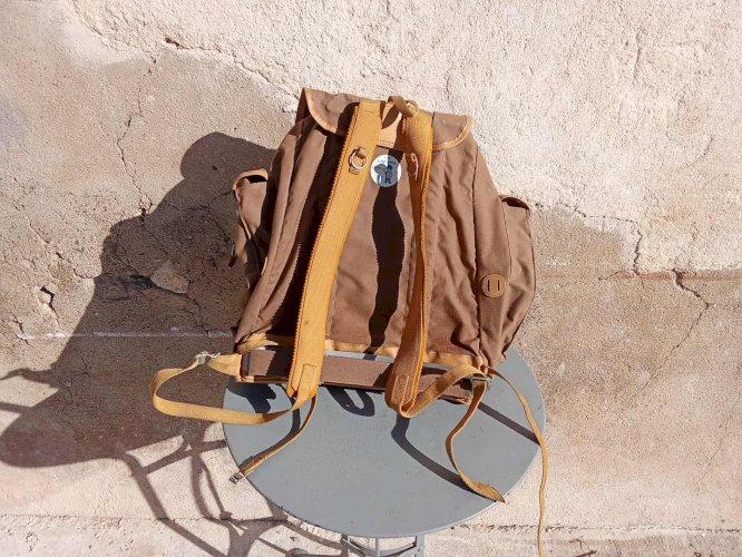 Ancien sac à dos "Lafuma " des années 1950/60, signée Lafuma. Réalisé en toile épaisse et cuir.