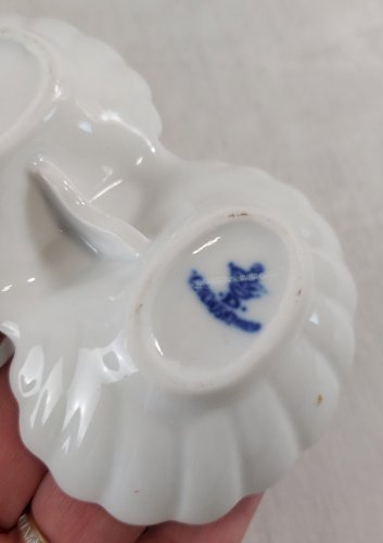 Ancien saleron, décor Blue Onion, en porcelaine de Tchécoslovaquie / Czech