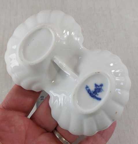 Ancien saleron, décor Blue Onion, en porcelaine de Tchécoslovaquie / Czech