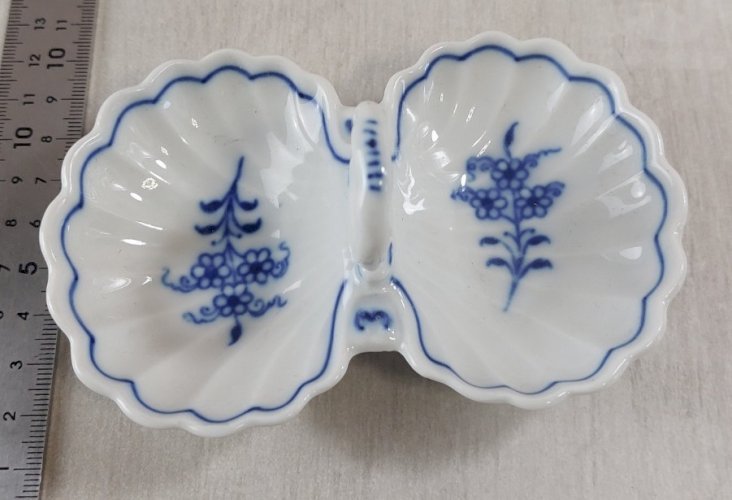 Ancien saleron, décor Blue Onion, en porcelaine de Tchécoslovaquie / Czech