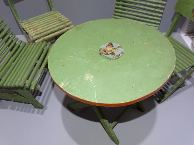 -ANCIEN SALON DE POUPEE BOIS PEINT 1 TABLE RONDE 2 CHAISES PLIANTES 2 FAUTEUILS