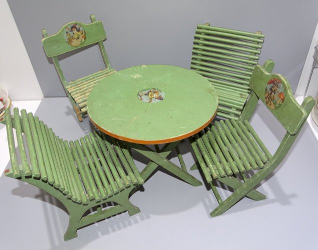 -ANCIEN SALON DE POUPEE BOIS PEINT 1 TABLE RONDE 2 CHAISES PLIANTES 2 FAUTEUILS