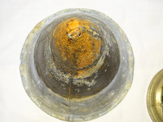 -ANCIEN SEAU A EAU BENITE BENITIER LAITON REPOUSSE avec son Intérieur RELIGION D