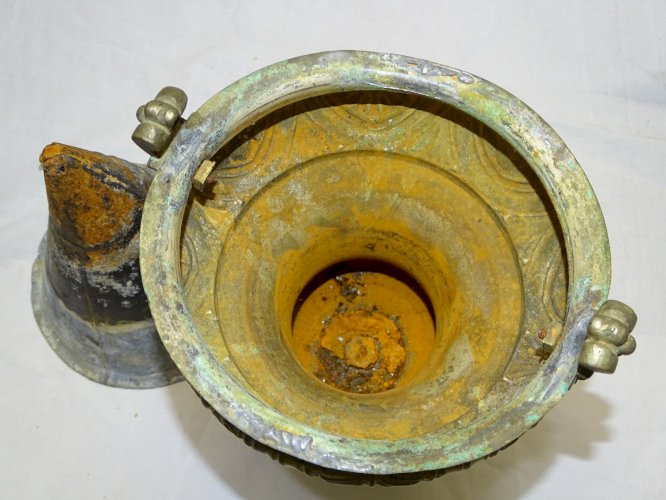 -ANCIEN SEAU A EAU BENITE BENITIER LAITON REPOUSSE avec son Intérieur RELIGION D