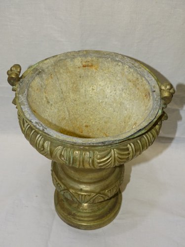 -ANCIEN SEAU A EAU BENITE BENITIER LAITON REPOUSSE avec son Intérieur RELIGION D