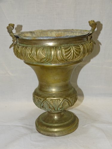 -ANCIEN SEAU A EAU BENITE BENITIER LAITON REPOUSSE avec son Intérieur RELIGION D