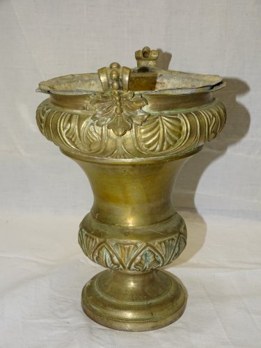 -ANCIEN SEAU A EAU BENITE BENITIER LAITON REPOUSSE avec son Intérieur RELIGION D