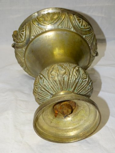 -ANCIEN SEAU A EAU BENITE BENITIER LAITON REPOUSSE avec son Intérieur RELIGION D
