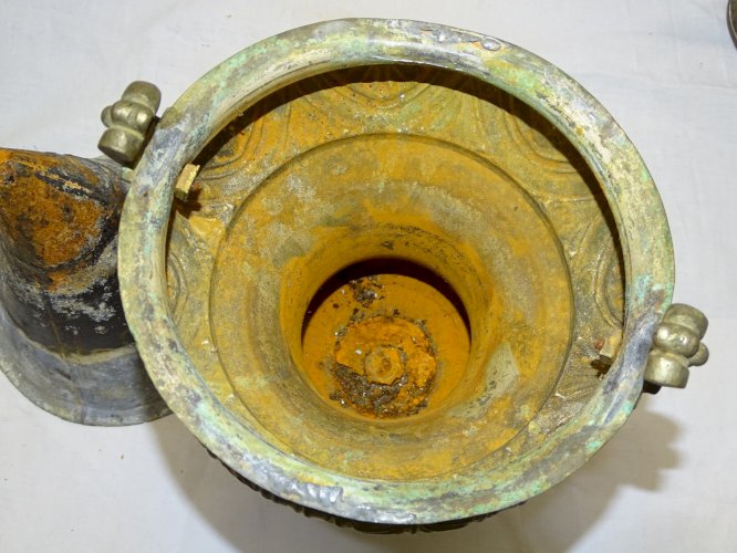 -ANCIEN SEAU A EAU BENITE BENITIER LAITON REPOUSSE avec son Intérieur RELIGION D