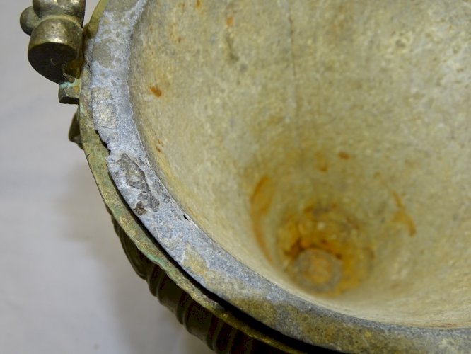 -ANCIEN SEAU A EAU BENITE BENITIER LAITON REPOUSSE avec son Intérieur RELIGION D