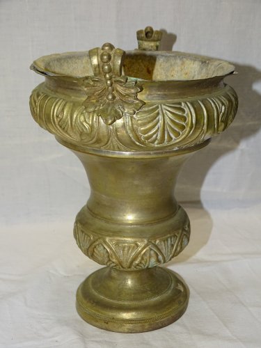-ANCIEN SEAU A EAU BENITE BENITIER LAITON REPOUSSE avec son Intérieur RELIGION D