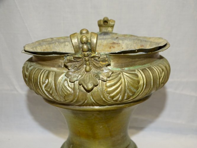 -ANCIEN SEAU A EAU BENITE BENITIER LAITON REPOUSSE avec son Intérieur RELIGION D