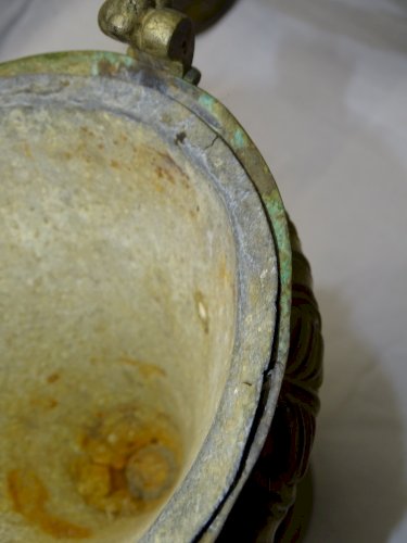 -ANCIEN SEAU A EAU BENITE BENITIER LAITON REPOUSSE avec son Intérieur RELIGION D