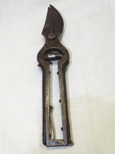 -ANCIEN SECATEUR MARQUE R.G. Garanti avec plaquettes CORNE sur les bras   D