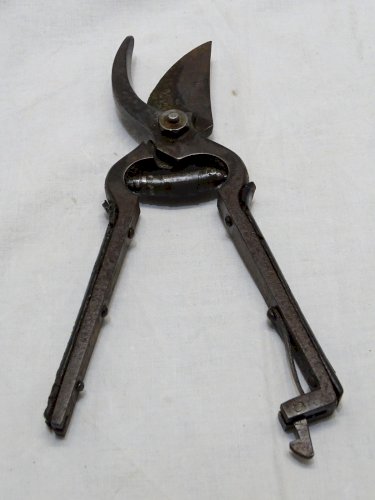 -ANCIEN SECATEUR MARQUE R.G. Garanti avec plaquettes CORNE sur les bras   D