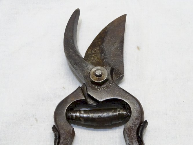 -ANCIEN SECATEUR MARQUE R.G. Garanti avec plaquettes CORNE sur les bras   D