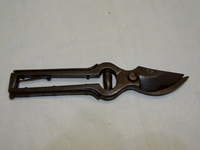 -ANCIEN SECATEUR MARQUE R.G. Garanti avec plaquettes CORNE sur les bras   D